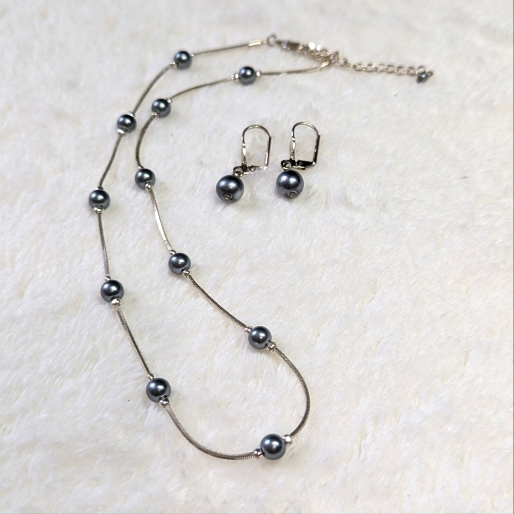 Vintage 80's Silvertone and Faux Grey Pearl Choker Necklace and Earring Set - Picture 4 of 7